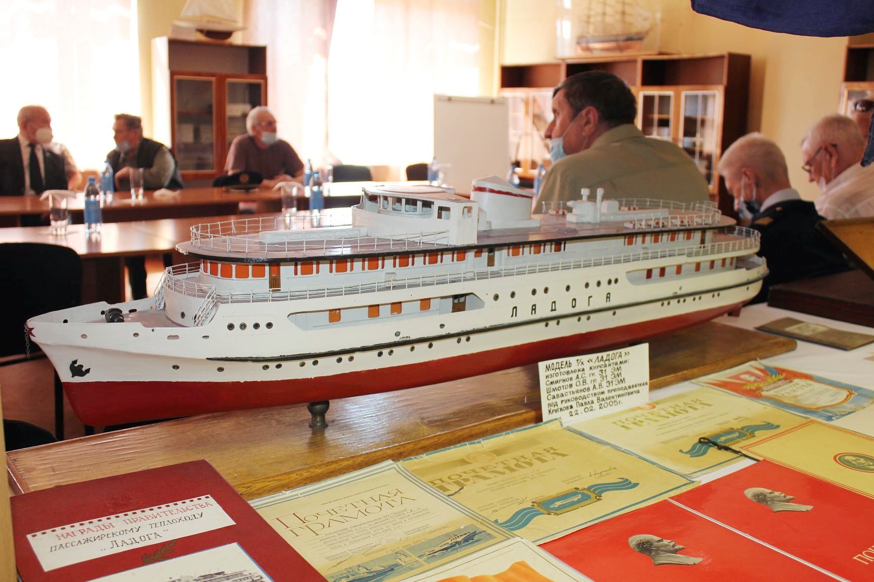 Nykyään museon toimii kirjaston tiloissa. Näyttelyssä on esillä harvinaisia asiakirjoja, laivojen malleja ja jopa 1800-luvun lopun ja1900-luvun alkupuolen ruoreja.  Kuva: Petroskoin kaupungin valtuuston VKontakte-sivu