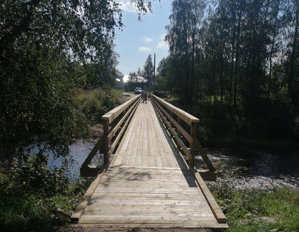 Kesällä korjattu Alavoisenjoen ylittävä kävelysilta helpottaa aunukselaisten pääsemistä kaupunkiin. Kuva: Karjalan päämiehen VKontakte-tili