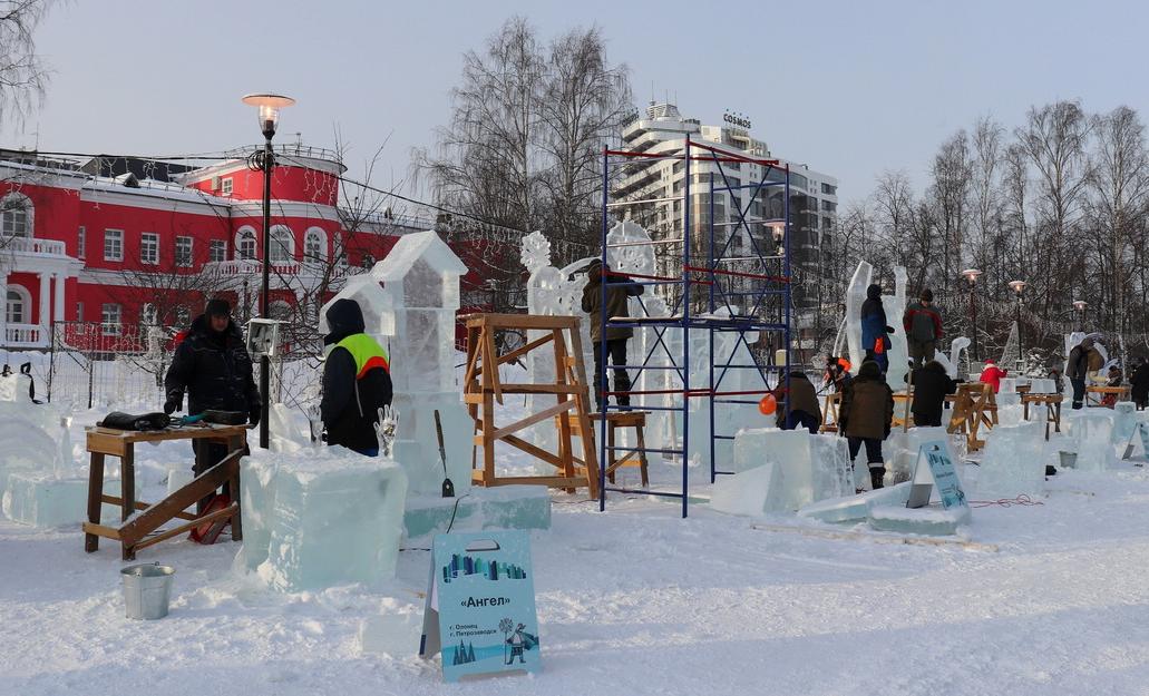 Veistokoulussa nuoret saavat madollisuuden oppia tekemään jääveistoksia. 16+. Kuva: Petroskoin kaupunginhallituksen VKontakte-sivu