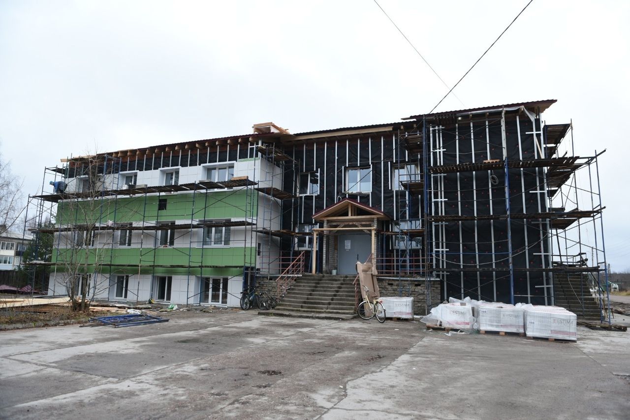 Salmin poliklinikan katon ja julkisivun rakennustyöt viedään loppuun joulukuun puoliväliin mennessä. Kuva: Respublika-uutistoimisto