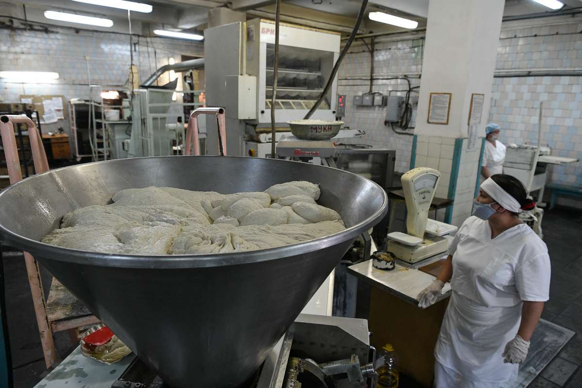 Nykyisin Pitkärannan leipomon tuotevalikoimassa on lähes sata tuotetta. Viime vuonna leipomossa leivottiin yli 460 tonnia leipää ja leipomotuotteita.  Kuva: Karjalan hallituksen lehdistöpalvelu