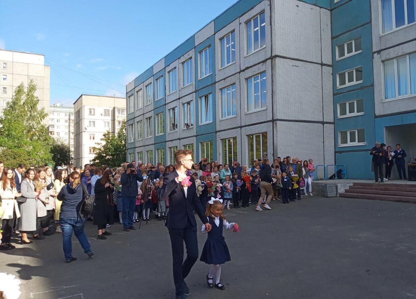 Ensimmäisen luokan aloittaville järjestettiin tänään perinteinen tervetuloseremonia kaupungin kouluissa. Kuvassa tilaisuus Petroskoin 1. lyseossa. Kuva: Anna Umberg