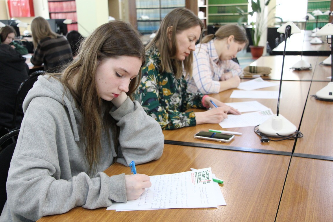 Yli 80 nuorta, aikuista ja eläkeläistä kirjoitti sanelun vepsän ja karjalan kielillä Petroskoin valtionyliopistossa. Kuva: Julia Veselova