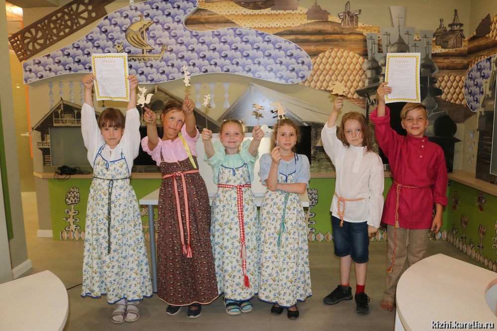 Kižin lastenkeskuksen työntekijät ovat valmistaneet koululaisille monipuolisen ohjelman. 6+ Kuva: vk.com/dmckizhi 