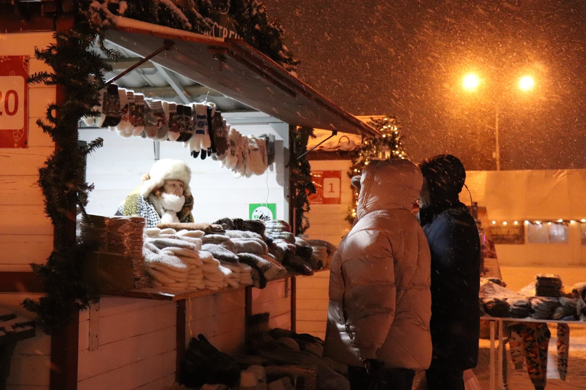Joka päivä talviloman aikana Kirovin aukivolla pietäh juhlaohjelmie ta käsityötunttija. 0+. Kuva: Uljana Tikkanen
