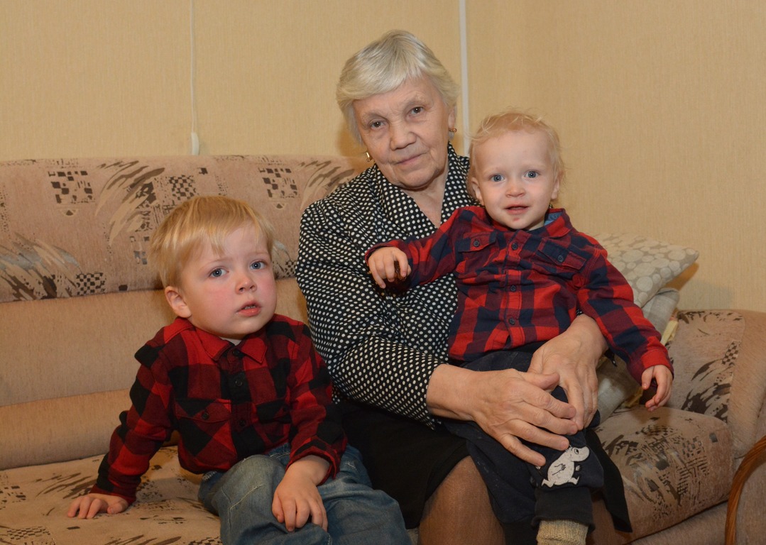 Jevgenija Ruppijeval on kaksi lastu da viizi bunukkua. Kuvas häi on poijan poigulapsienke. Kuva: Jelena Ruppijeva