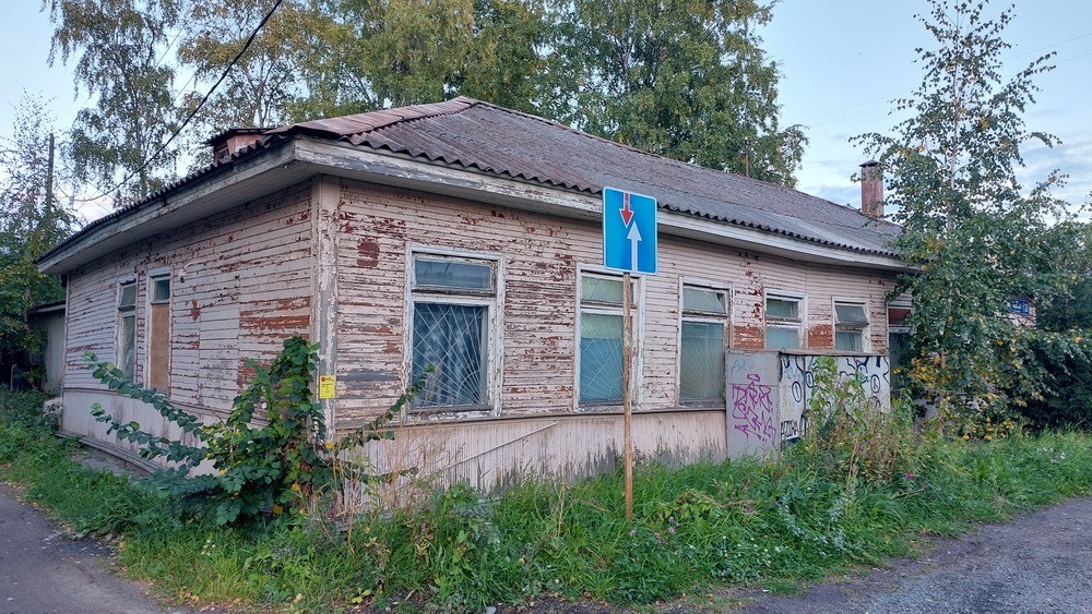 Petroskoin Fedosovankadulla sijaitseva asumaton rakennus nro 22 on päässyt valtion kiinteistöjen myyntilistalle. Kuva: Marina Petrova
