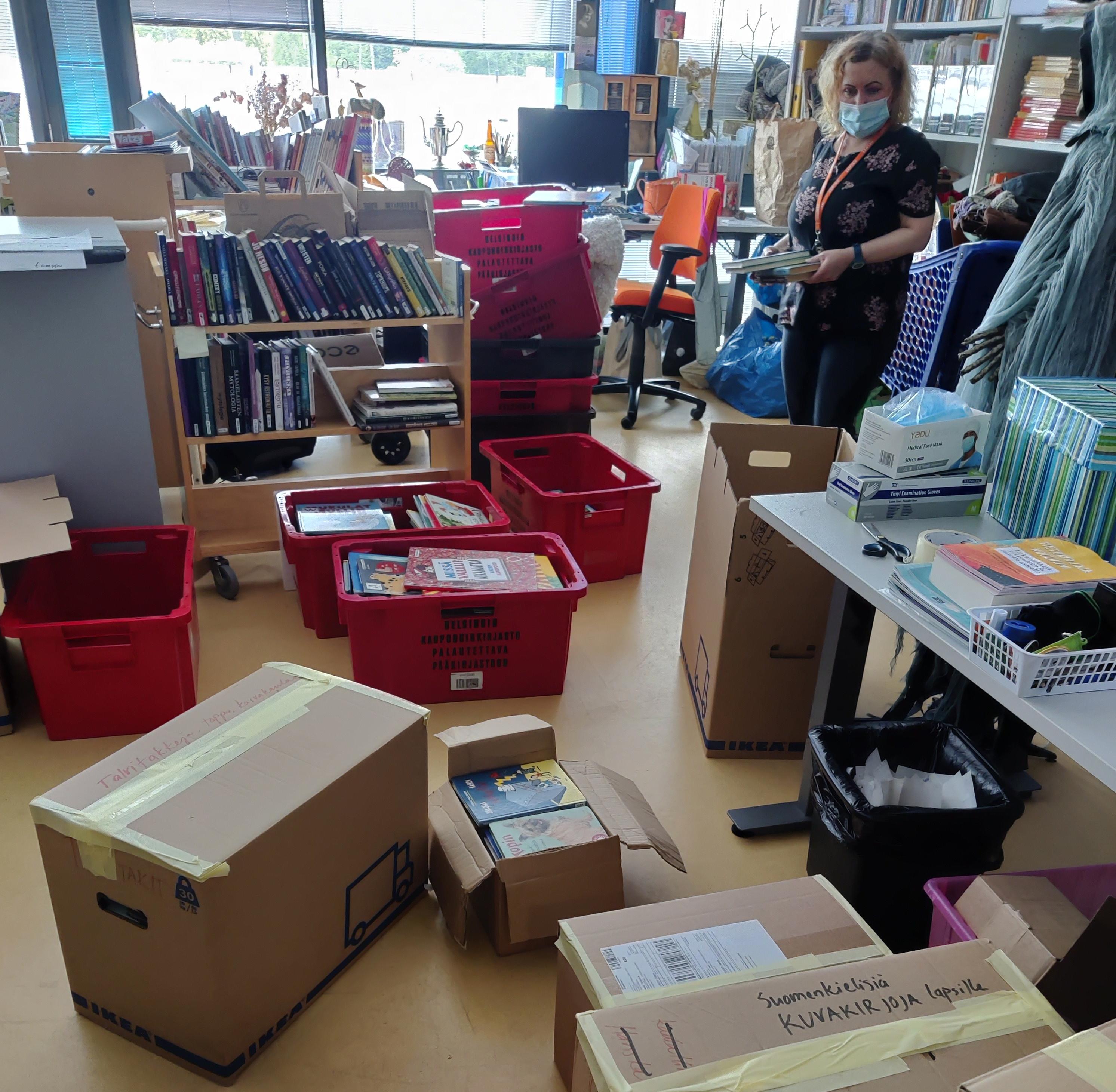 Espoosta Petroskoihin lähetetään yhteensä kymmenen laatikkoa kirjoja. Kuva: Pirkko Ilmanen