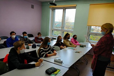 Suurin osa osallistuista kirjoitti sanelun Petroskoin suomalais-ugrilaisessa koulussa. Siellä suomen kielen taitoja tarkisti 190 ihmistä. Kuva: Jekaterina Ivanova