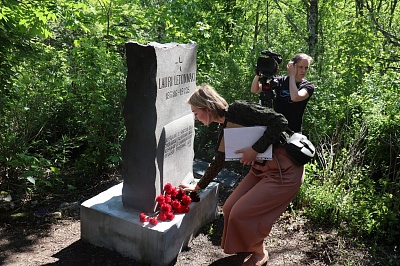Ensimmäiset kunnostustyöt haudalla pidettiin vapaaehtoisten voimin marraskuussa 2020. Kuva: Julia Veselova / Karjalan Sanomat