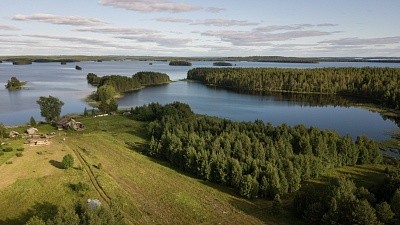 Haukkašuaren kylyä ympäröi Lieksajärvi. Kuva: Uljana Tikkanen