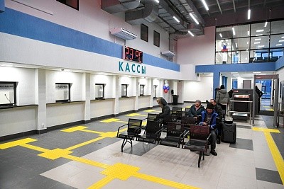 Rakennuksessa on kaksi odotussalia. Korjauksessa huomioitiin vammaisten tarpeita. Kuva: Karjalan päämiehen lehdistöpalvelu