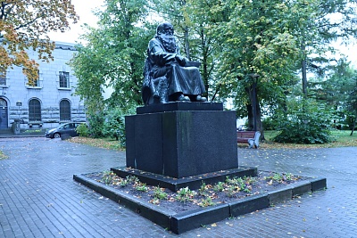 Petri Šemeikan patsas on Sortavalan tärkeimpiä nähtävyyksiä. Runonlaulajasta kerrotaan uudessa filmissä. Kuva: Ilona Veikkolainen