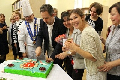 Kahta moneen makuun sopivaa kakkua maisteli yli sata vierasta lehden 95-vuotisjuhlissa vuonna 2015. Kuva: Karjalan Sanomien arkisto