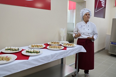 Opettaja Galina Bytškova kertoo, että kokkeja koulutetaan yhteistyössä petroskoilaisten ravintoloiden kanssa. Kuva: Ilona Veikkolainen