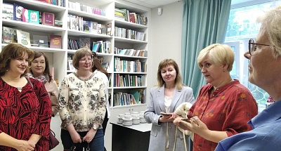 Pietarilaiset opettajat tutustuivat mielellään Periodika-painotalon Resurssikeskuksen (kuvassa) ja Ystävyydentalon toimintaan. Kuva: Margarita Pehkonen