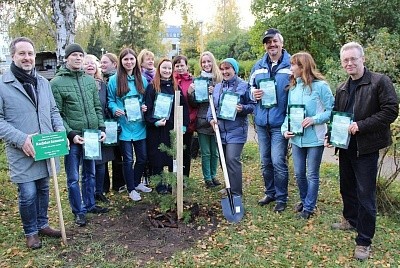 Karjalan Sanomien toimituskunta istutti taimia lehden 95-vuotispävän kunniaksi vuonna 2015. Kuva: Karjalan Sanomien arkisto