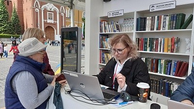 Во время книжногот фестиваля "Красная площадь" любой желающий может оформить читательский билет в одну из московских библиотек. Фот: Мария Спицына