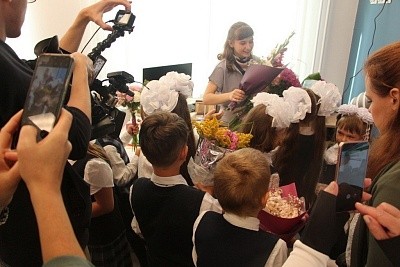 Ekaluokkalaisten opettaja Diana Kezikova sai elämänsä ensimmäisiä kukkakimppuja koululaisilta 1. syyskuuta. Kuva: Marina Tolstyh
