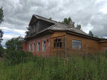 Kirpiččähine talo Lomaki-kyläššä. Kuva: Sanderi Bulkin